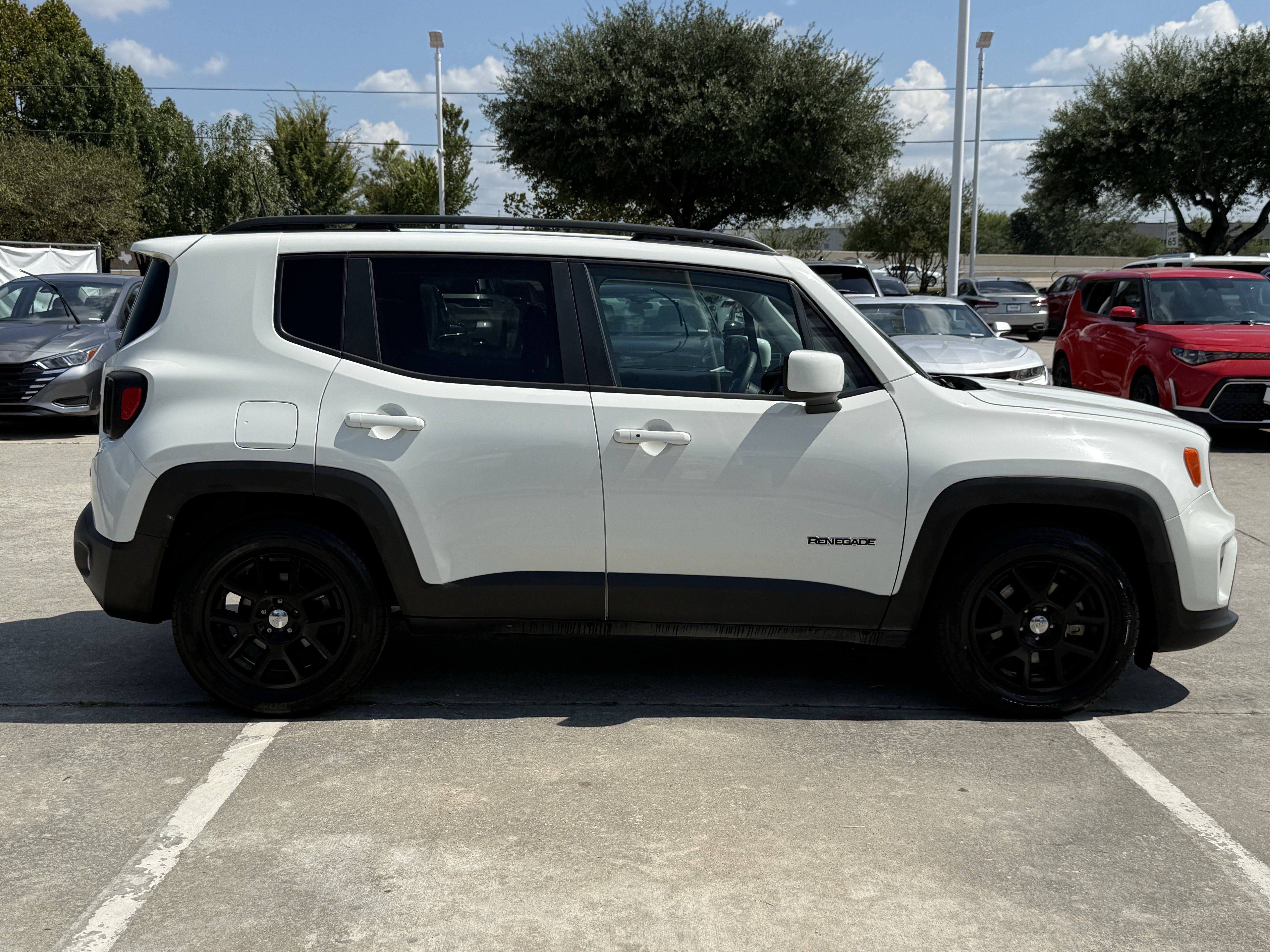 Used 2021 Jeep Renegade Latitude FWD image 3