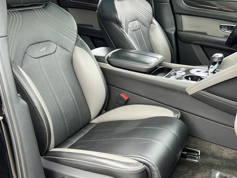 Used 2022 Bentley Bentayga AWD/4WD image 17