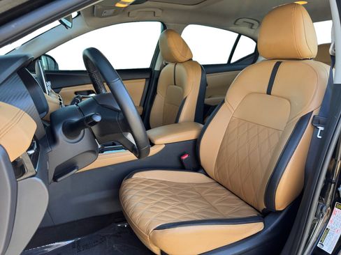 Used 2024 Nissan Sentra SV w/ SV Premium Package FWD image 9