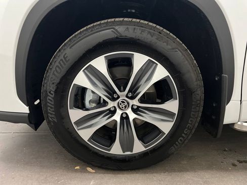 Used 2025 Toyota Highlander XLE image 31