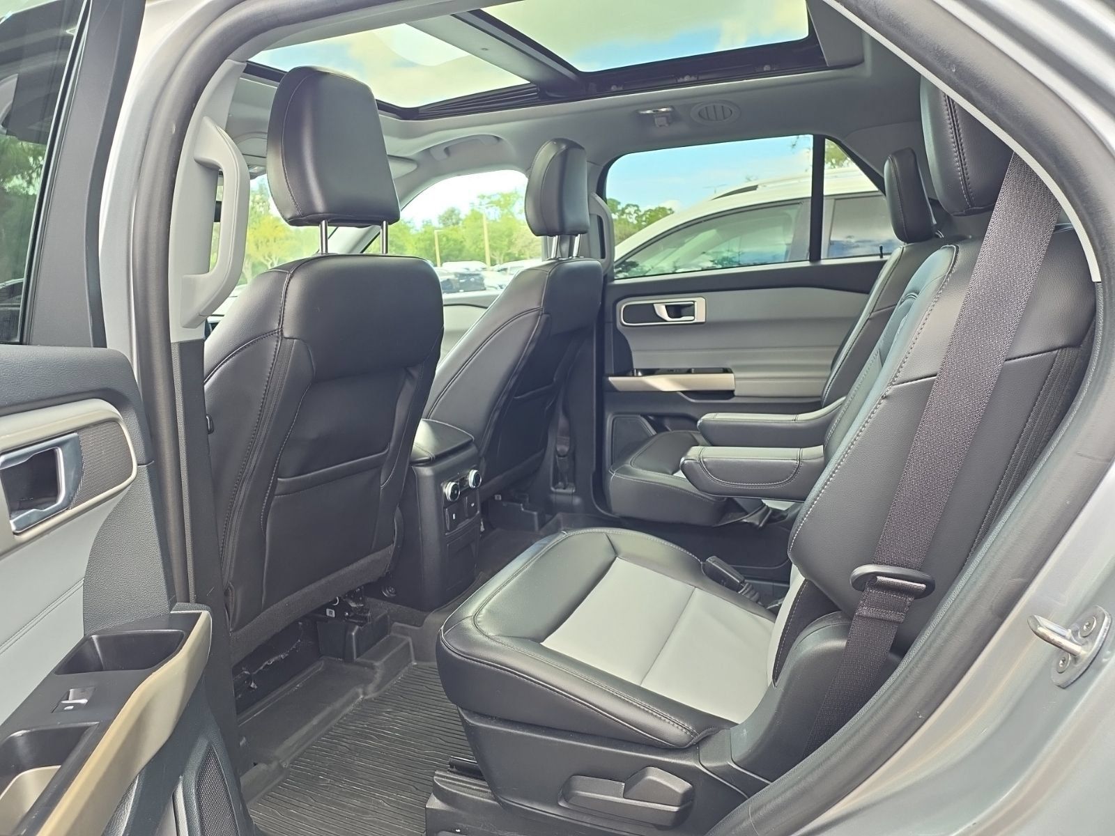 Used 2023 Ford Explorer XLT w/ Equipment Group 202A AWD/4WD image 5