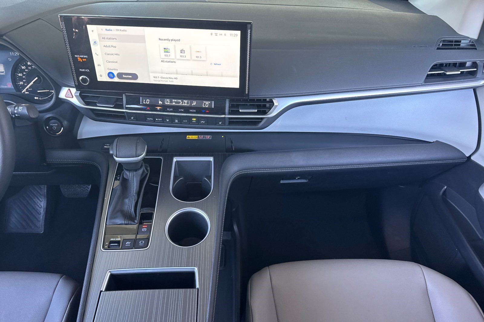 Used 2026 Toyota Sienna XLE FWD image 18