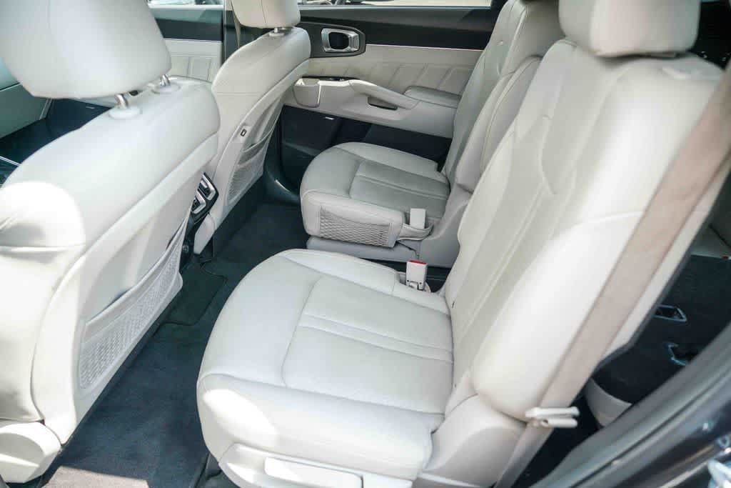 Certified 2022 Kia Sorento SX Prestige w/ Panoramic Sunroof Package AWD/4WD image 17