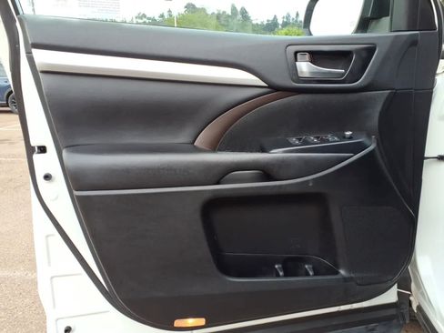 Used 2019 Toyota Highlander XLE AWD/4WD image 13