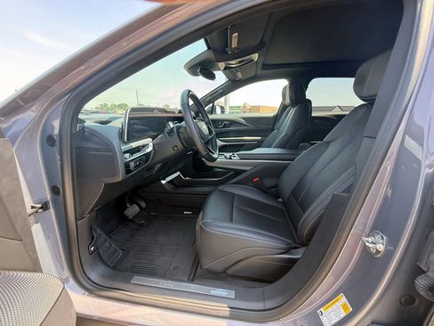 Certified 2024 Cadillac Lyriq Luxury AWD/4WD image 30