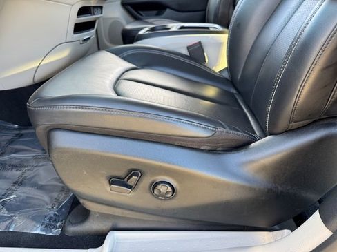 Used 2023 Chrysler Pacifica Touring-L image 15