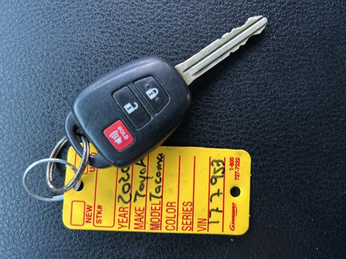 Used 2020 Toyota Tacoma SR image 33