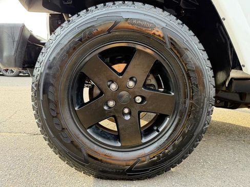 Used 2015 Jeep Wrangler Sahara AWD/4WD image 31