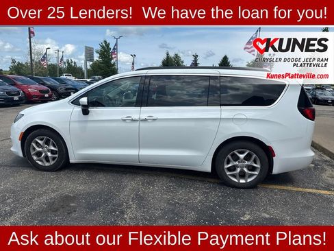 Used 2018 Chrysler Pacifica Touring w/ Tire & Wheel Group FWD image 8