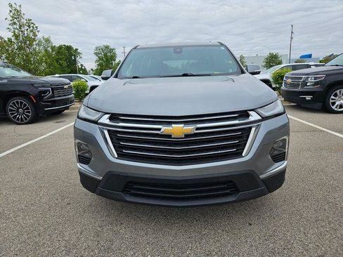 Used 2023 Chevrolet Traverse LT FWD image 2