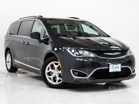 Used 2020 Chrysler Pacifica Touring-L Plus w/ Tire & Wheel Group FWD image 6