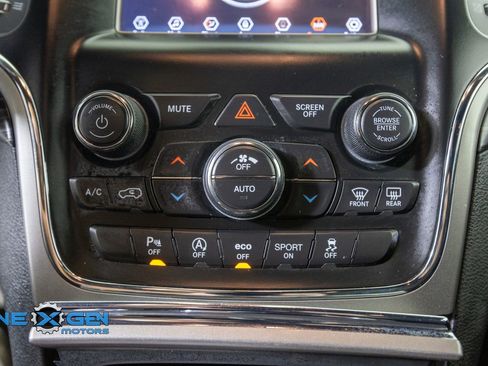 Used 2019 Jeep Grand Cherokee Laredo AWD/4WD image 22