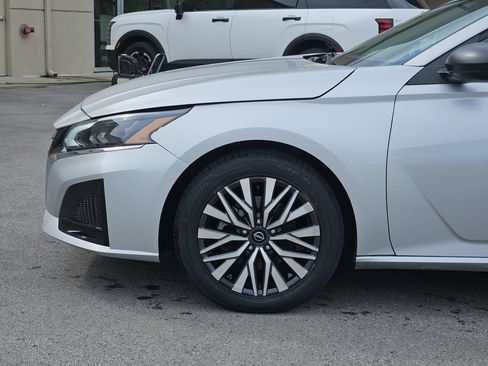 Used 2024 Nissan Altima 2.5 SV FWD image 6