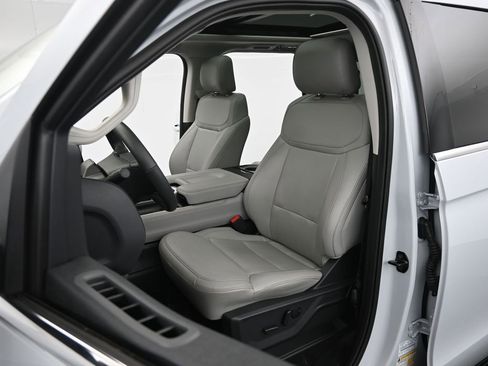 Used 2025 Ford Expedition Active image 9