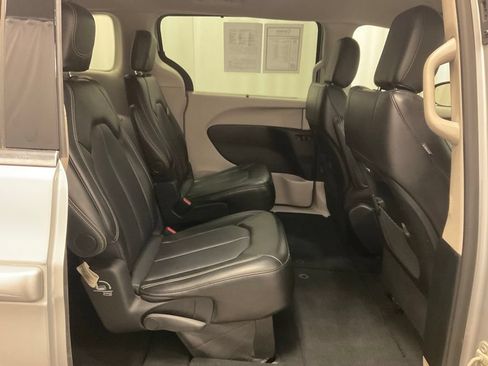 Used 2024 Chrysler Pacifica Touring-L FWD image 25