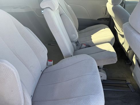 Used 2014 Toyota Sienna LE image 13