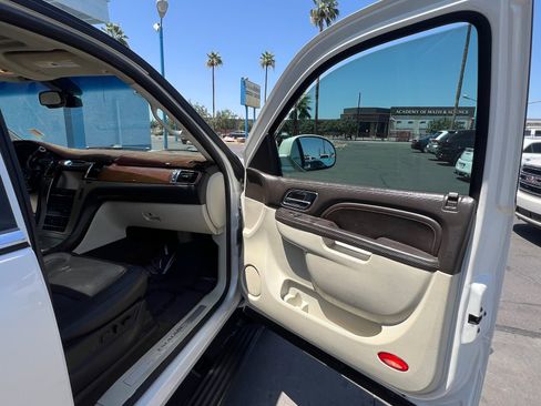 Used 2012 Cadillac Escalade Platinum AWD/4WD image 15
