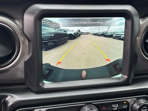 Used 2022 Jeep Gladiator Willys image 21