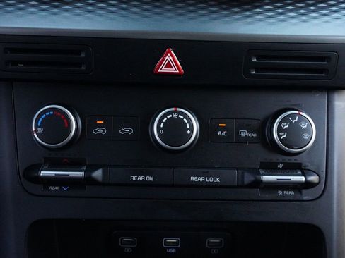 Used 2023 Kia Carnival LX image 43