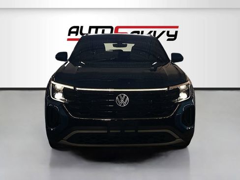 Used 2024 Volkswagen Atlas Cross Sport SE w/ Panoramic Sunroof Package FWD image 2