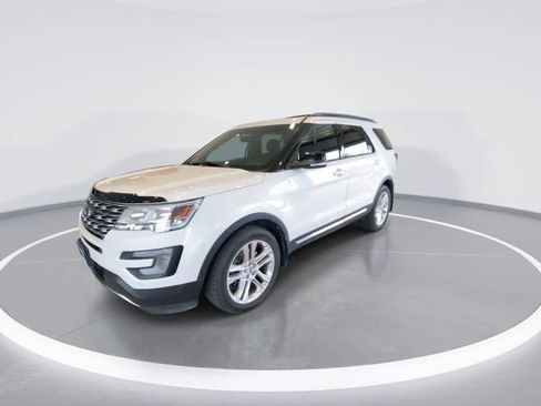 Used 2016 Ford Explorer XLT w/ Equipment Group 202A image 4