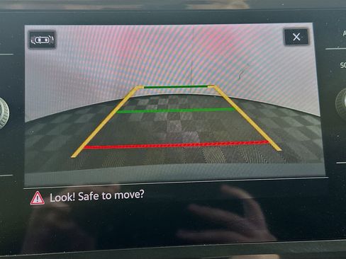 Used 2024 Volkswagen Tiguan SE image 23