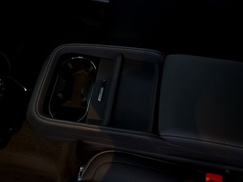 Certified 2025 Bentley Bentayga image 27