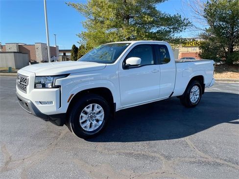 Used 2024 Nissan Frontier SV w/ SV Convenience Package image 2