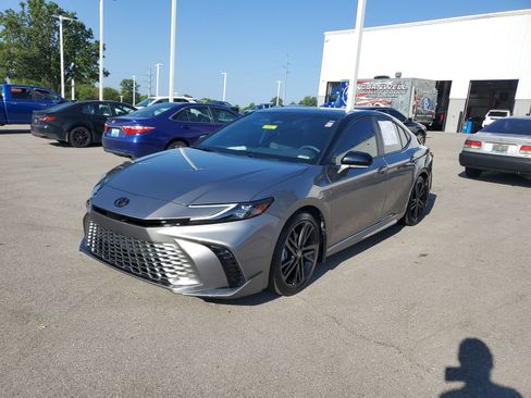 Used 2025 Toyota Camry XSE FWD image 2