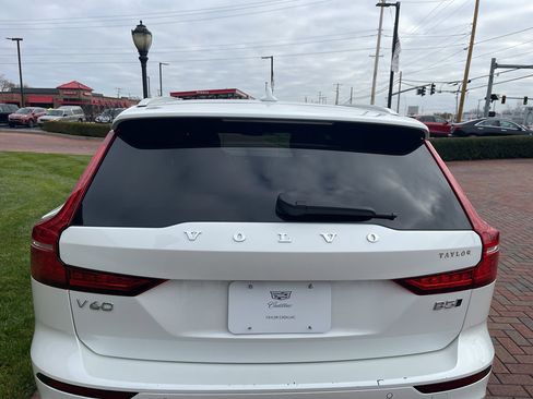 Used 2025 Volvo V60 B5 Cross Country Plus image 10