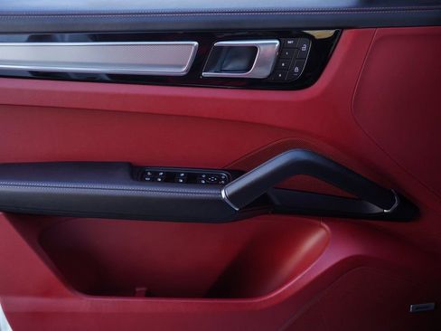 Used 2023 Porsche Cayenne Platinum Edition image 36