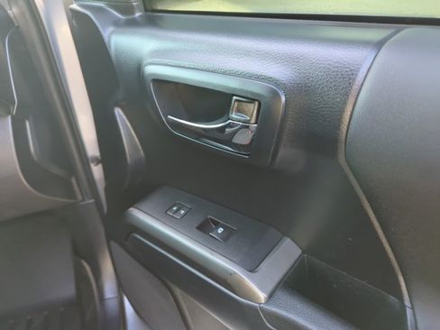 Used 2019 Toyota Tacoma TRD Sport AWD/4WD image 25