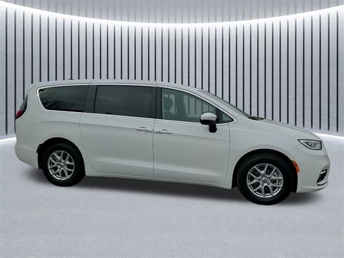 Used 2023 Chrysler Pacifica Touring-L image 4