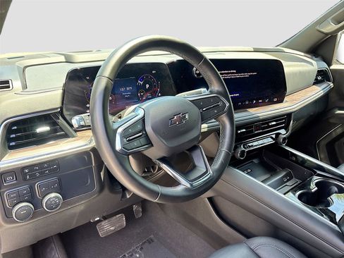 Used 2025 Chevrolet Suburban Z71 AWD/4WD image 9