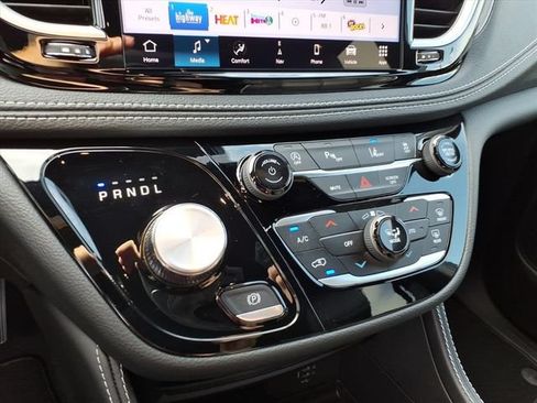 New 2027 Chrysler Pacifica Limited FWD image 24