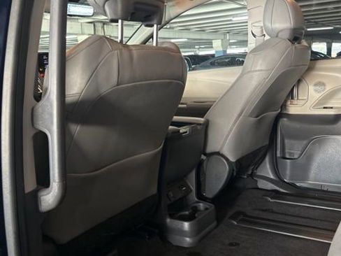 Used 2024 Toyota Sienna Limited image 7