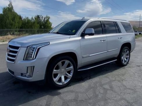 Used 2018 Cadillac Escalade Luxury AWD/4WD image 4