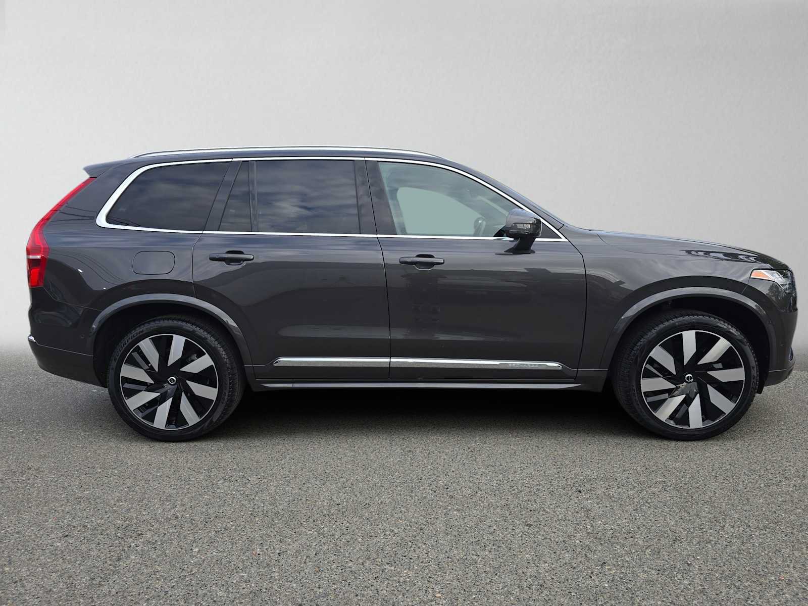 Certified 2024 Volvo XC90 T8 Ultimate w/ Protection Package Premier AWD/4WD image 3