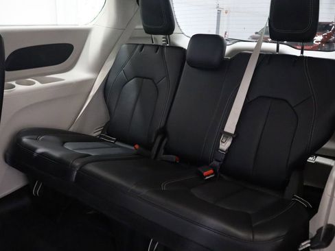 Used 2024 Chrysler Pacifica Touring-L image 11