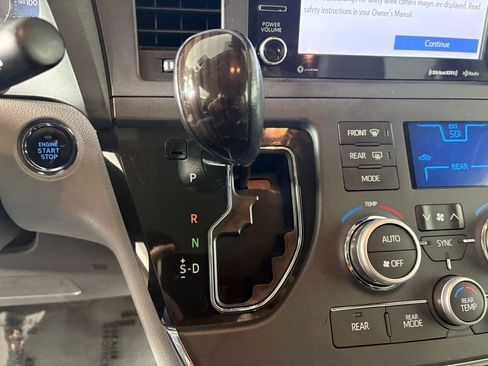 Used 2018 Toyota Sienna XLE w/ XLE Navigation Package image 21