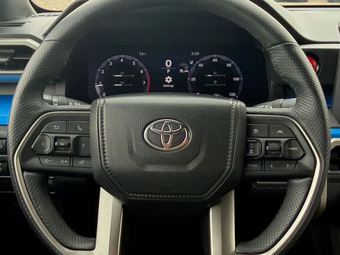 Used 2025 Toyota Tacoma TRD Off-Road AWD/4WD image 25