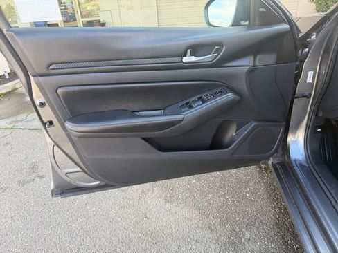 Used 2024 Nissan Altima 2.5 SV image 18