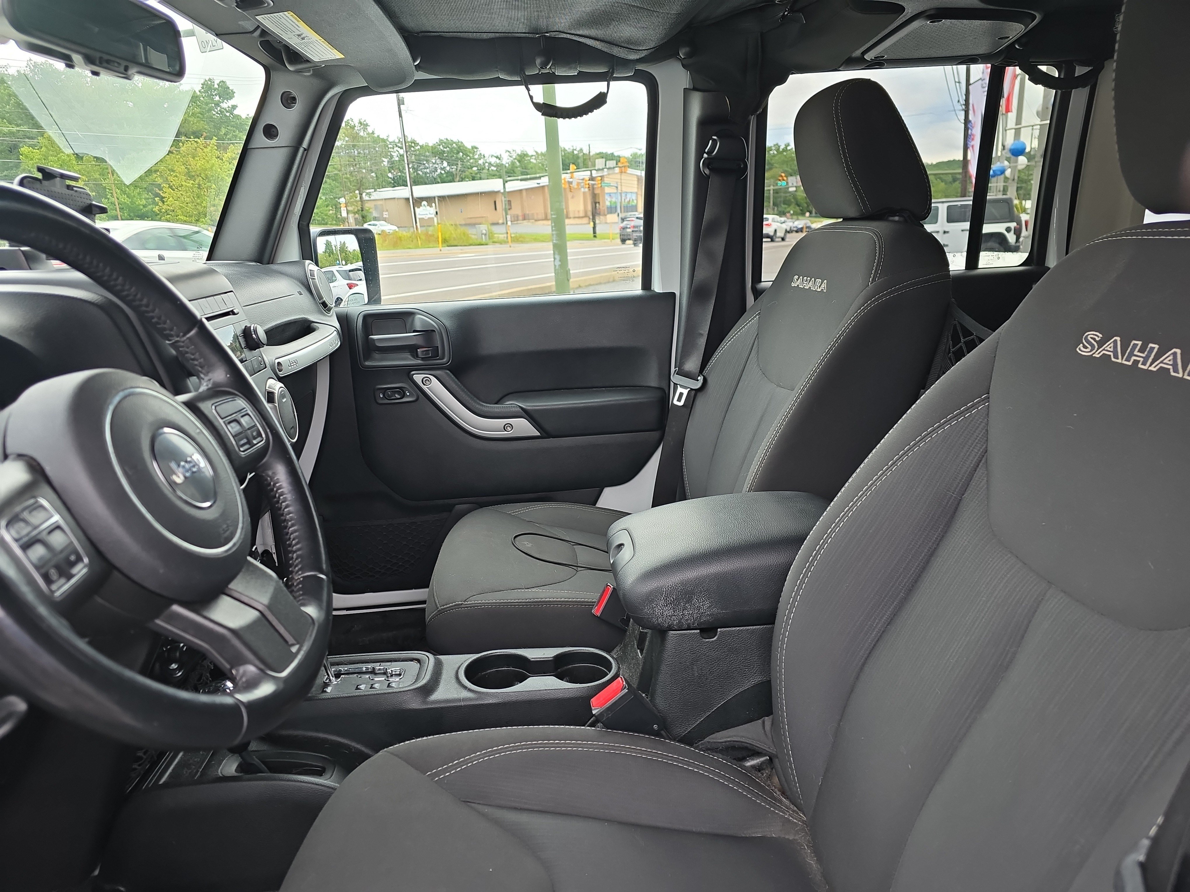 Used 2018 Jeep Wrangler Unlimited Sahara w/ Connectivity Group AWD/4WD image 11