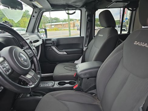 Used 2018 Jeep Wrangler Unlimited Sahara w/ Connectivity Group AWD/4WD image 11