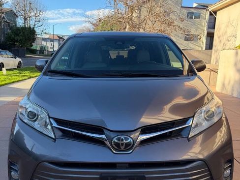 Used 2020 Toyota Sienna XLE w/ XLE Navigation Package image 7