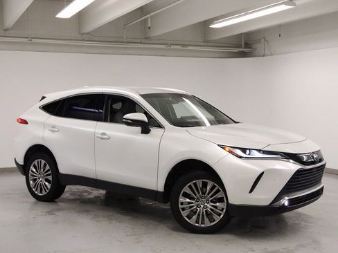 Used 2023 Toyota Venza XLE image 4