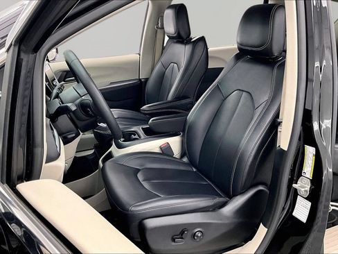 Used 2024 Chrysler Pacifica Touring-L FWD image 25