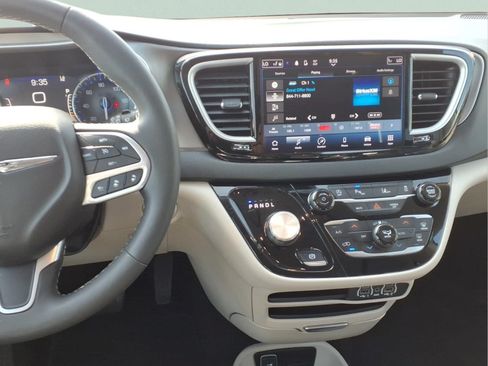 Used 2023 Chrysler Pacifica Touring-L FWD image 6