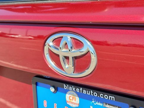 Used 2019 Toyota RAV4 XLE Premium FWD image 9