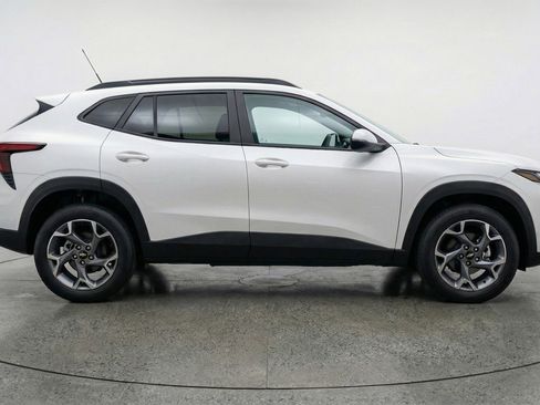 Used 2025 Chevrolet Trax LT w/ LT Convenience Package image 11